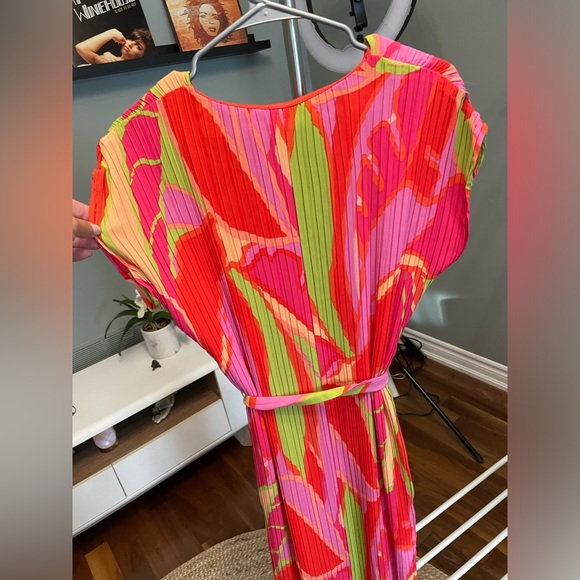 Stunning Dress - Picture 4 of 4